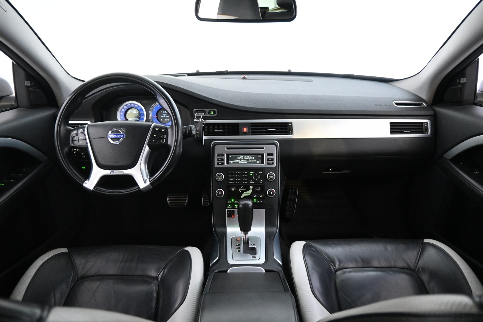 VOLVO V70 2011