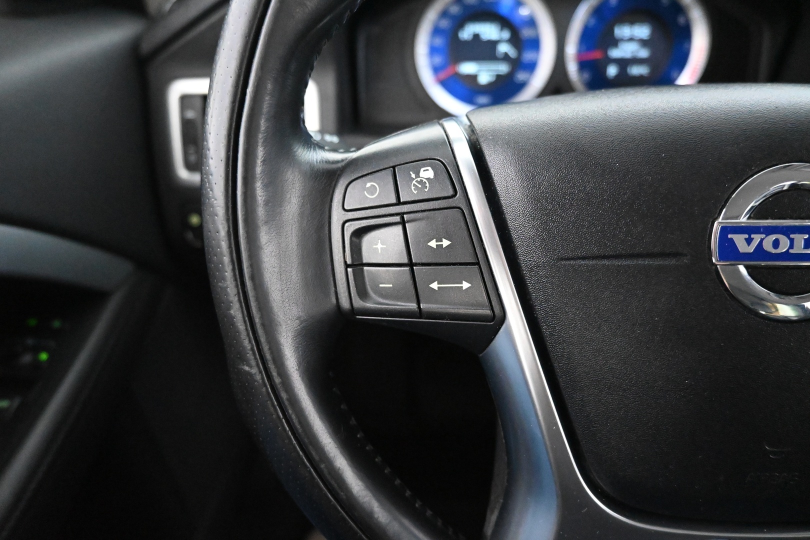 VOLVO V70 2011
