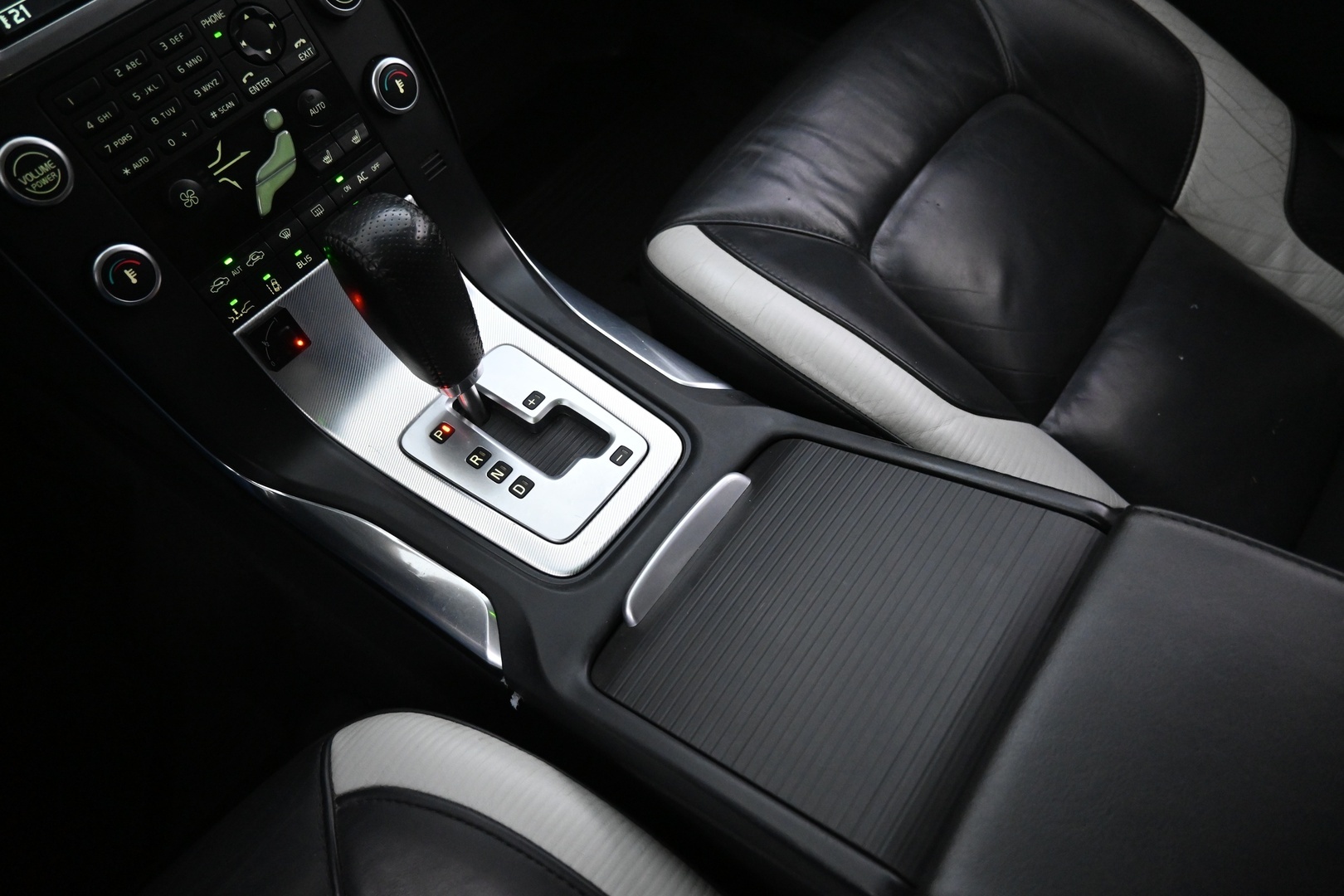 VOLVO V70 2011