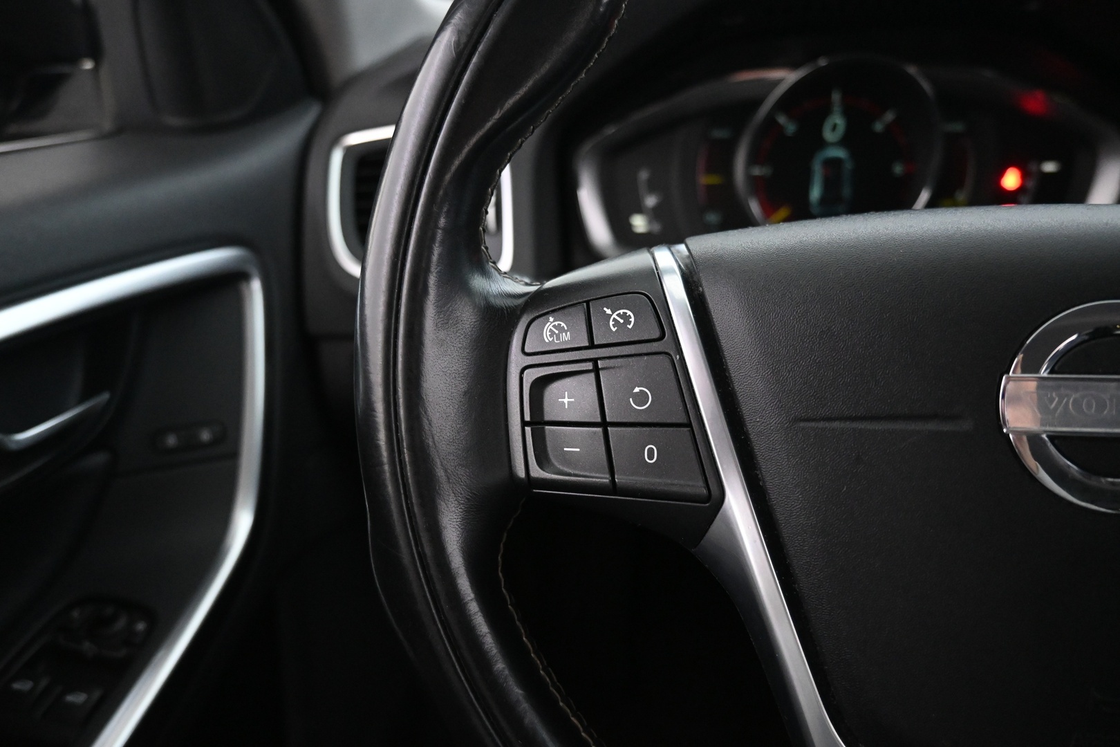 VOLVO V60 2015