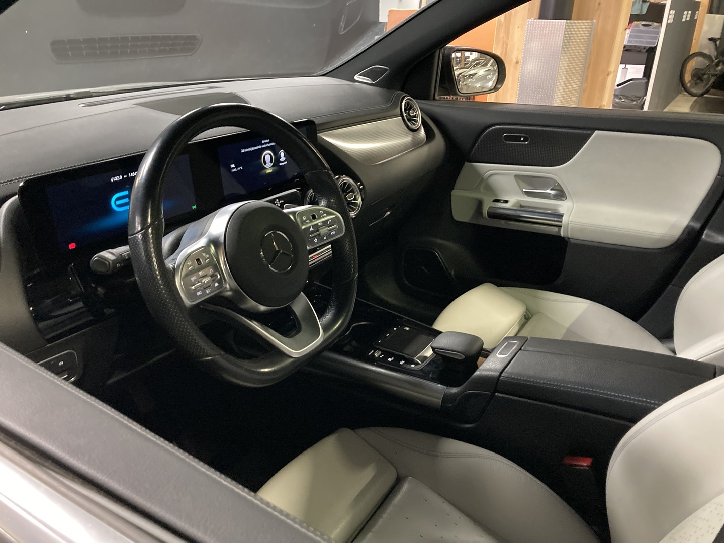 MERCEDES-BENZ EQA 2021