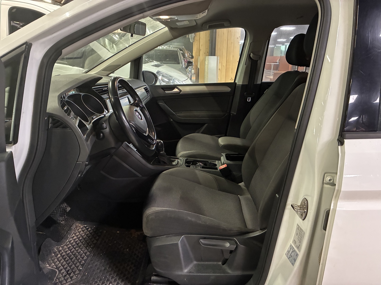 VOLKSWAGEN Touran 2016