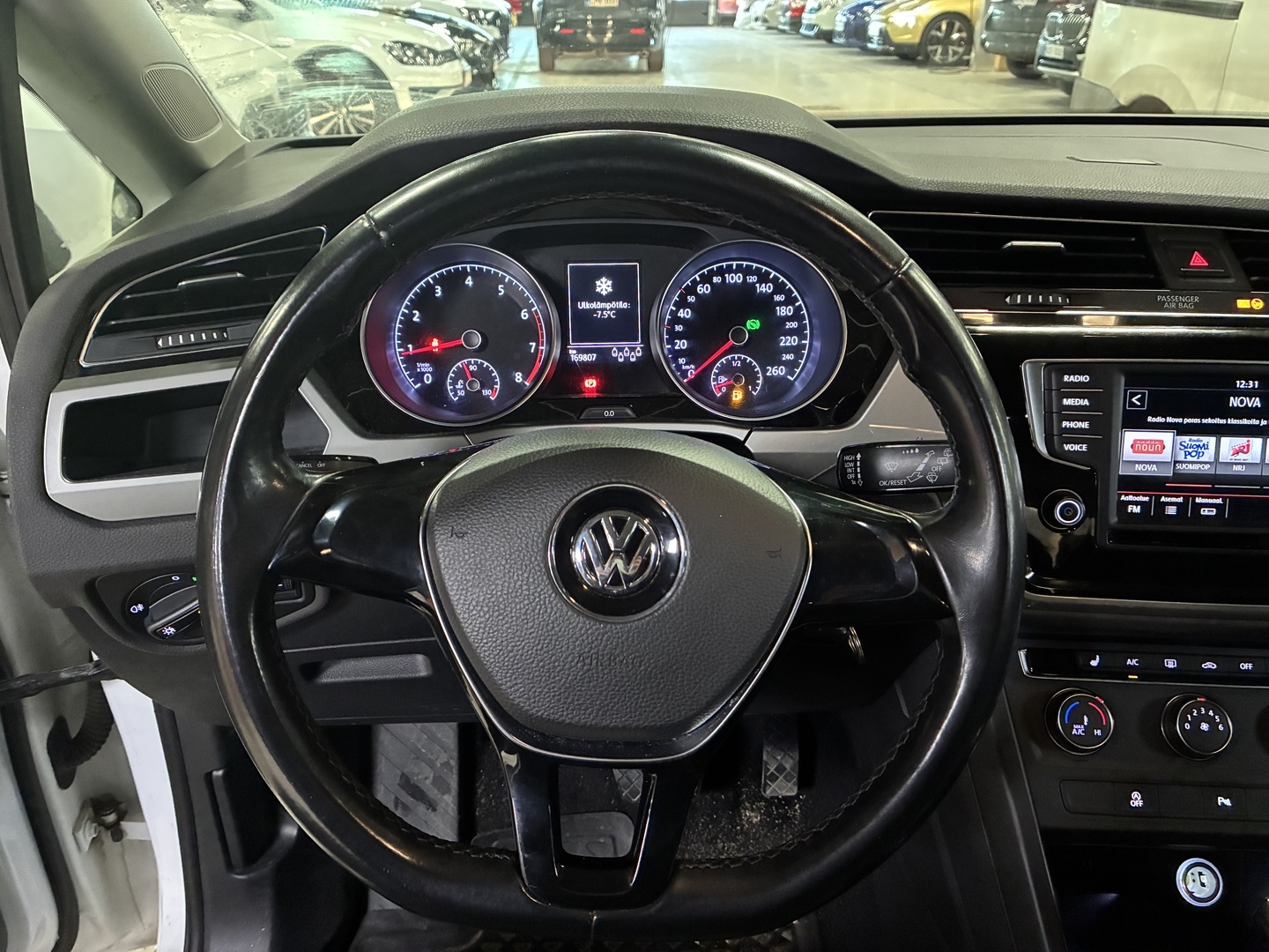 VOLKSWAGEN Touran 2016