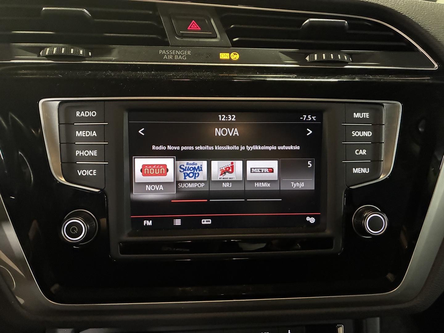 VOLKSWAGEN Touran 2016