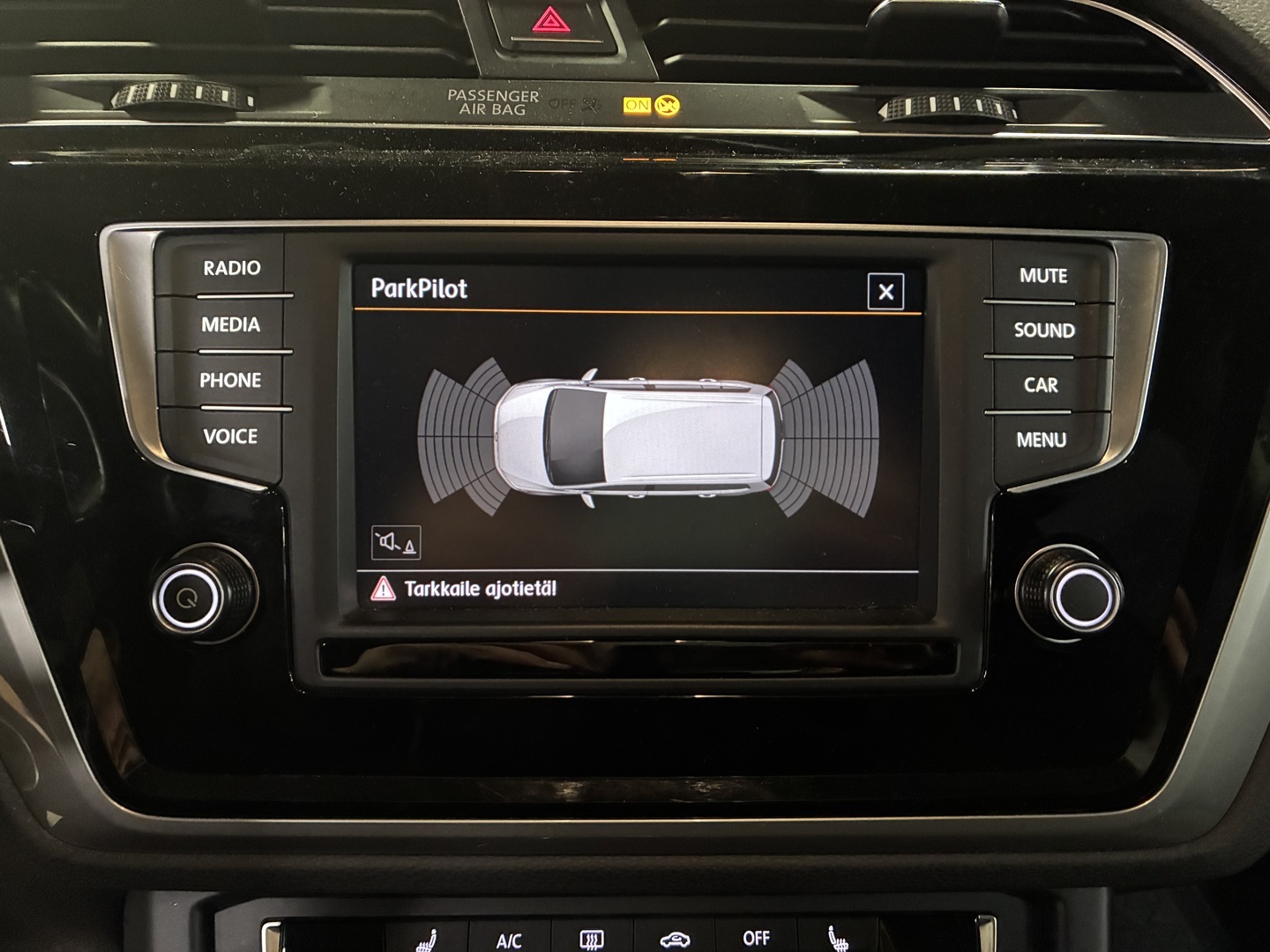 VOLKSWAGEN Touran 2016