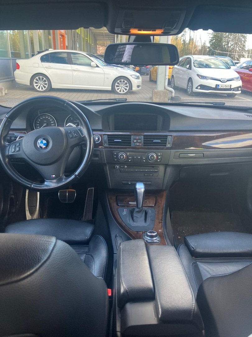 BMW 330 2011