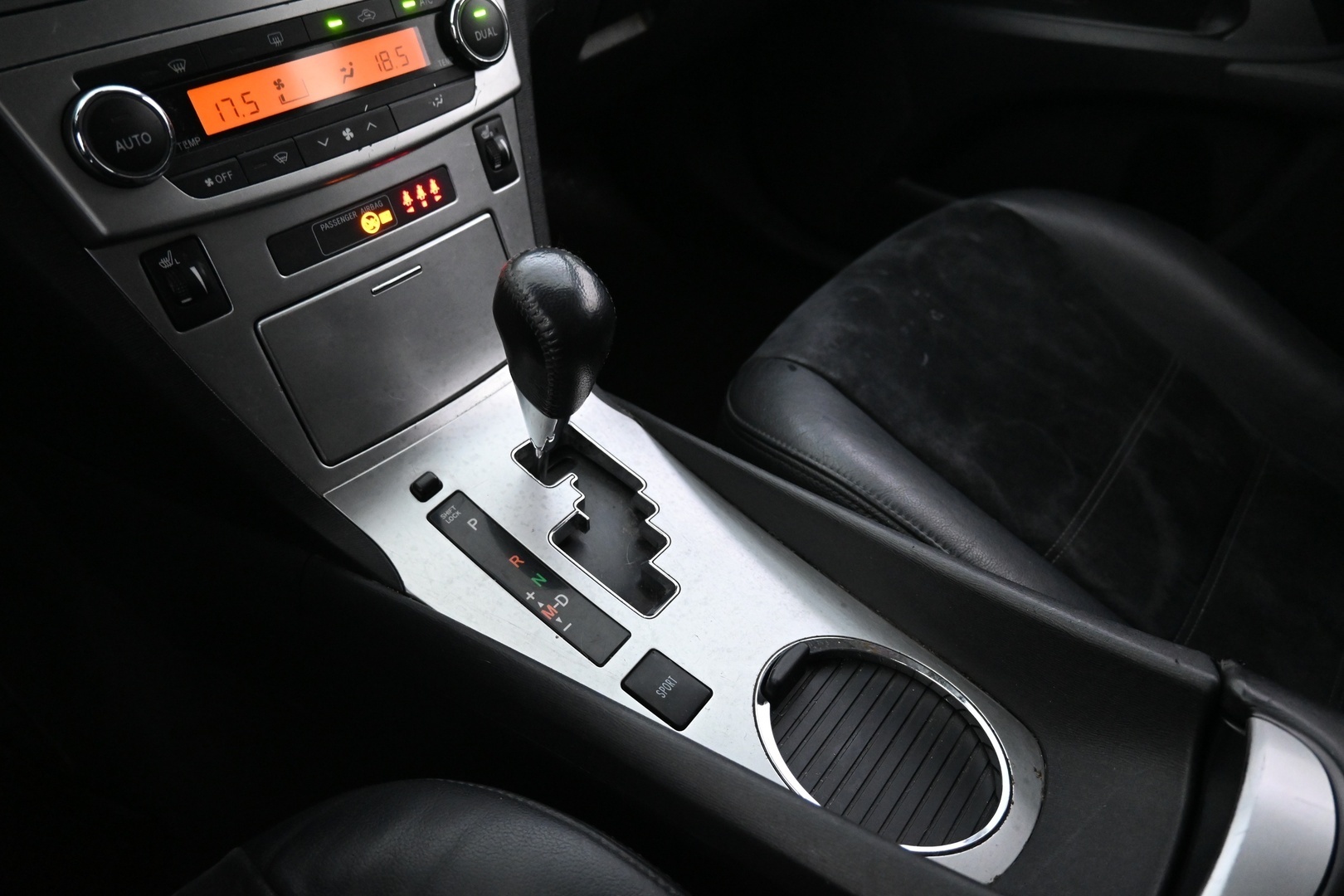 TOYOTA Avensis 2014