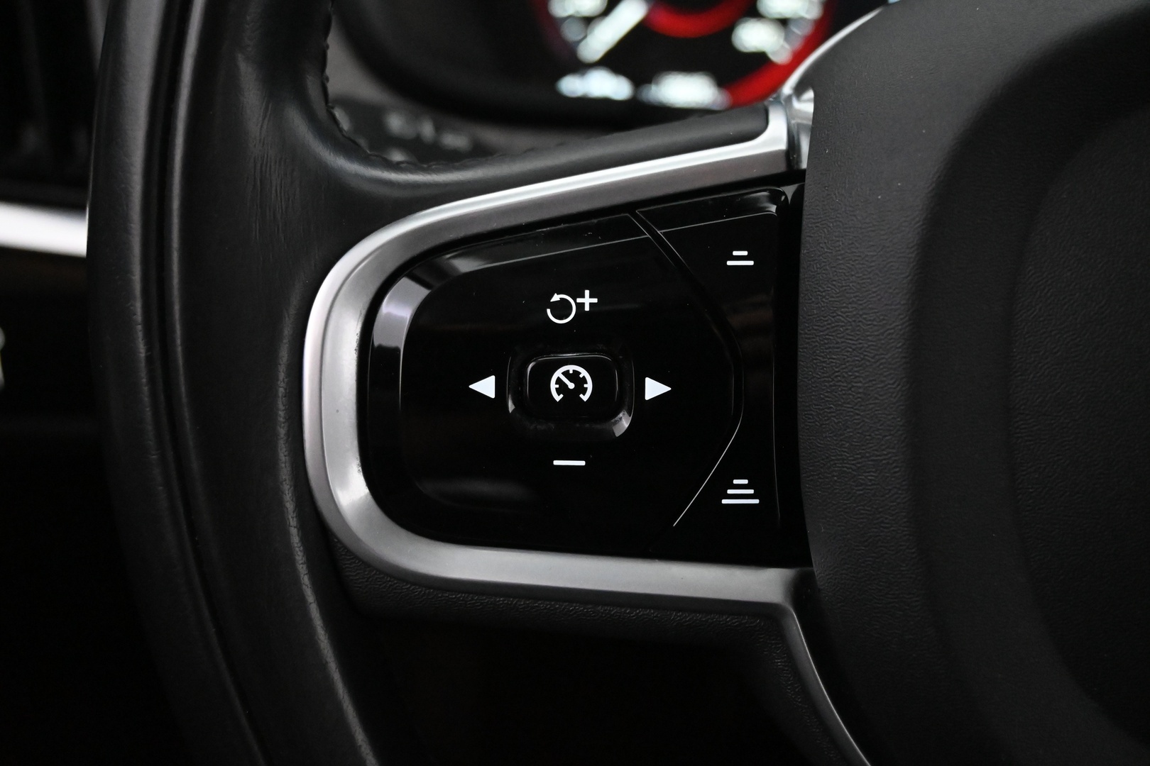 VOLVO V90 2021