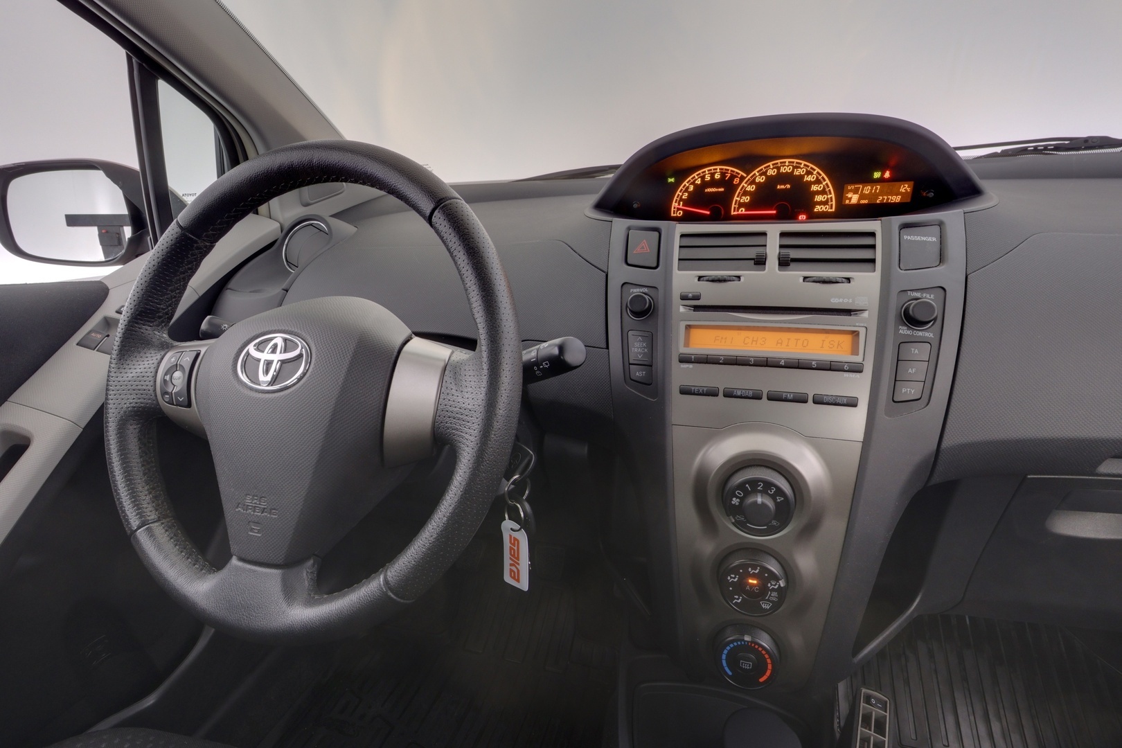 TOYOTA Yaris 2011