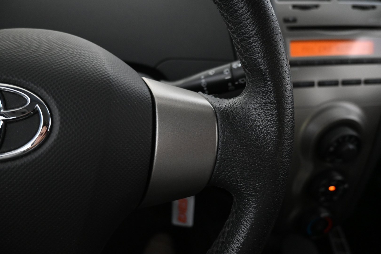 TOYOTA Yaris 2011