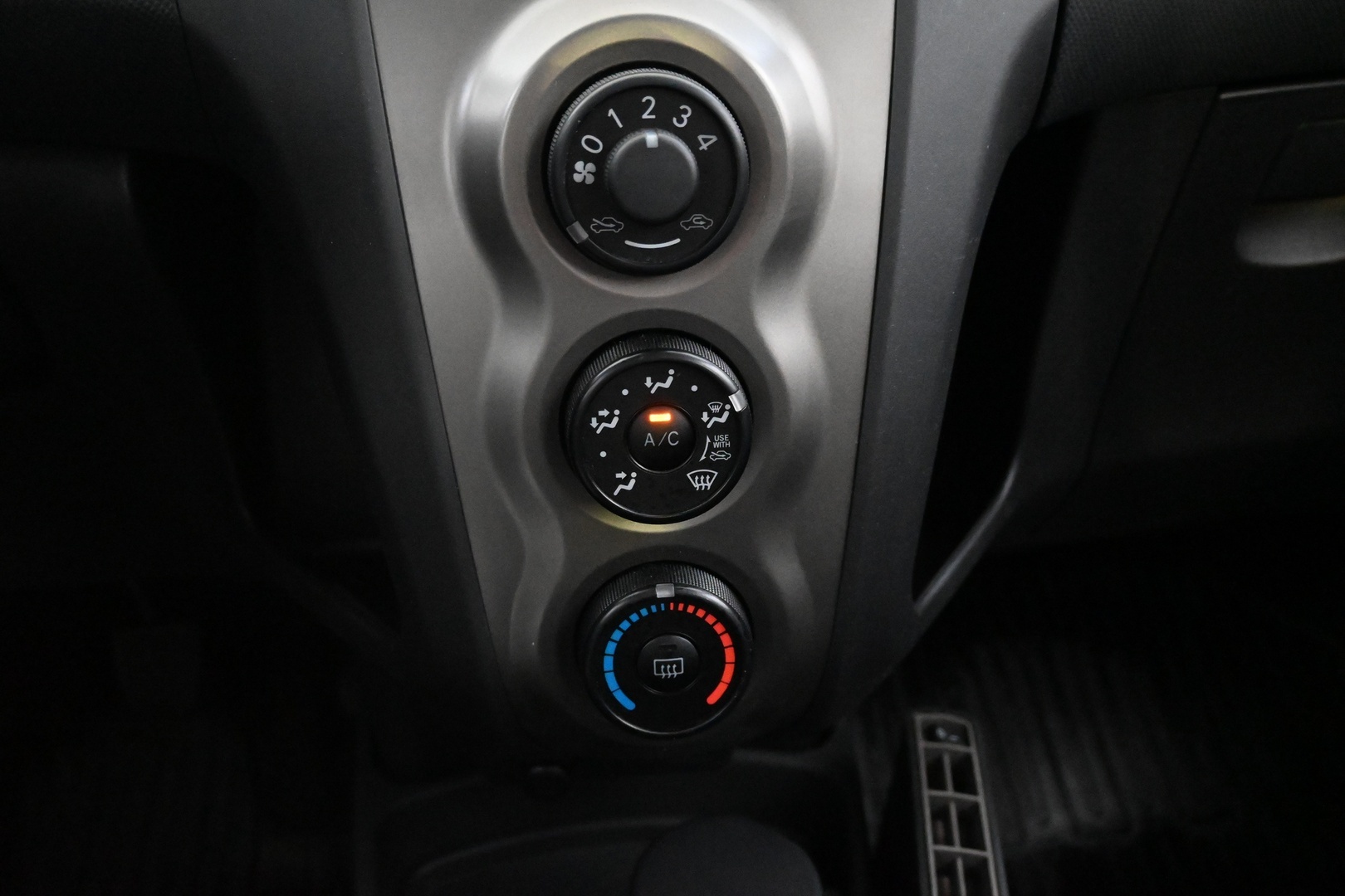 TOYOTA Yaris 2011