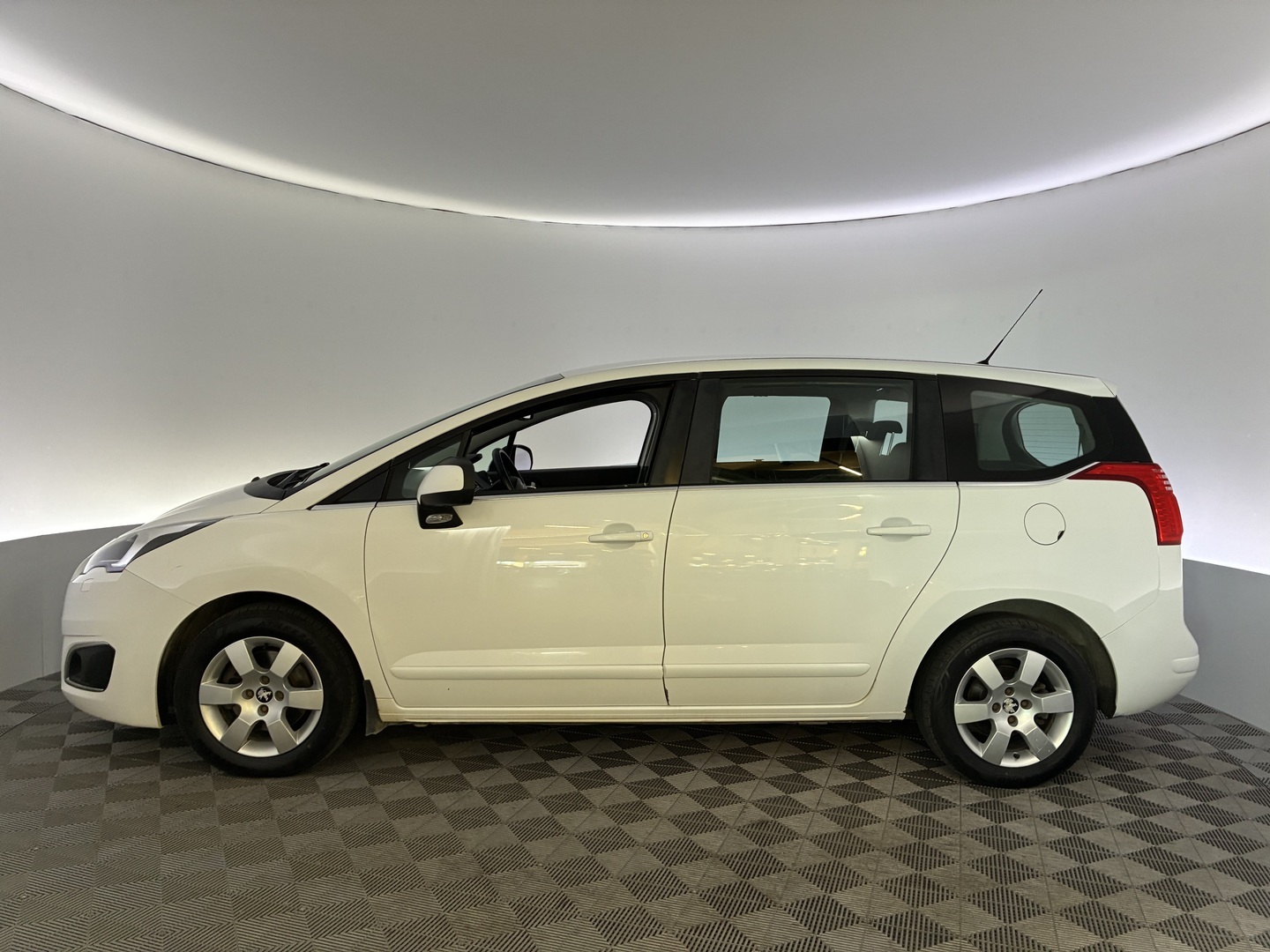 PEUGEOT 5008 2016