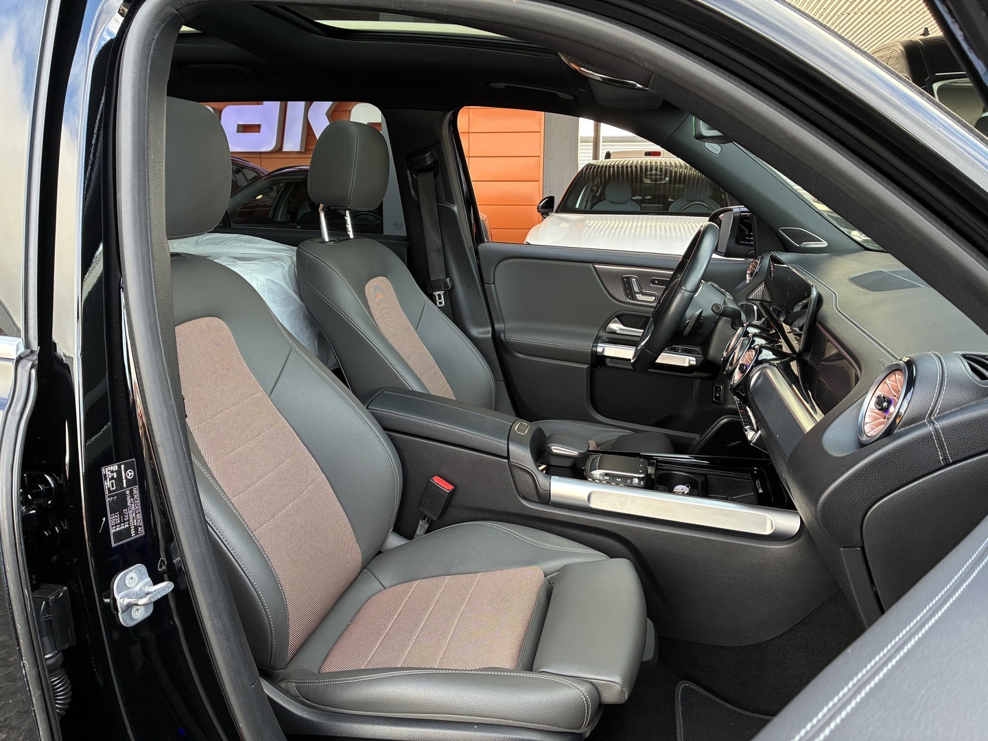 MERCEDES-BENZ EQB 2024