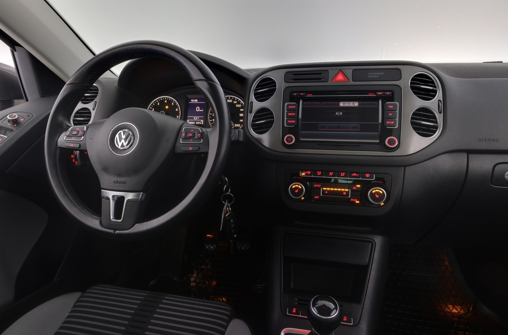 VOLKSWAGEN Tiguan 2011