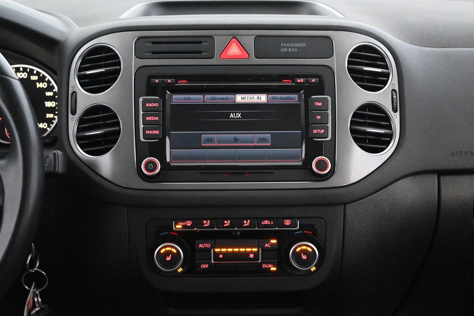 VOLKSWAGEN Tiguan 2011