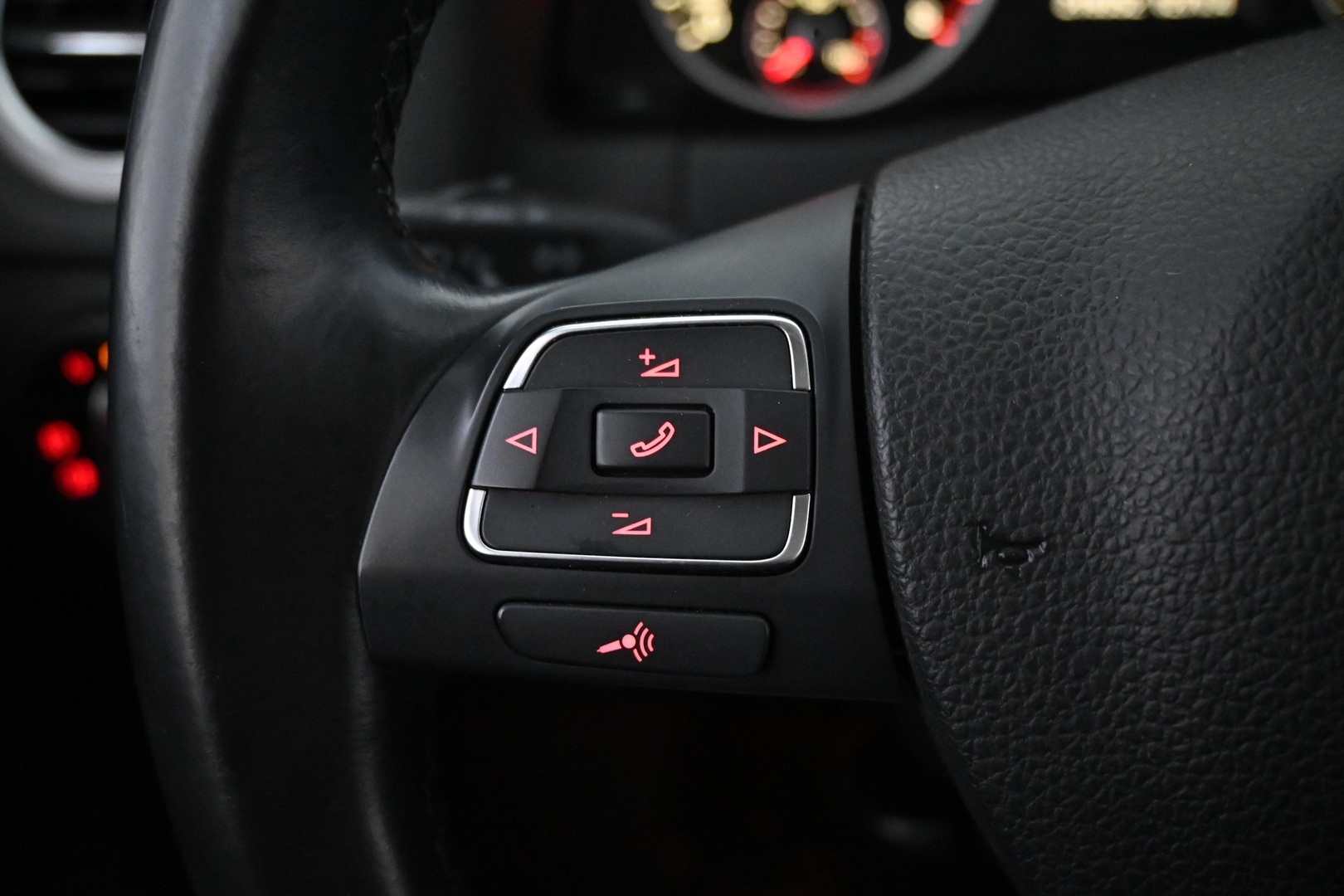 VOLKSWAGEN Tiguan 2011