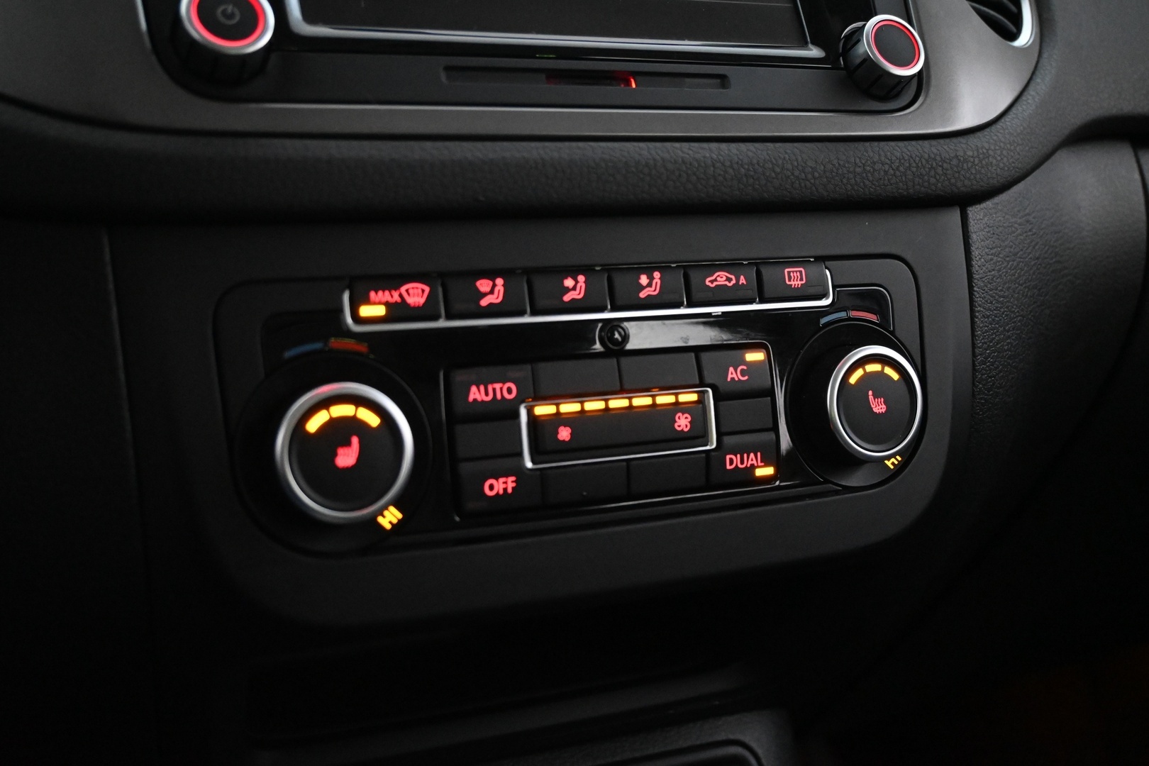 VOLKSWAGEN Tiguan 2011