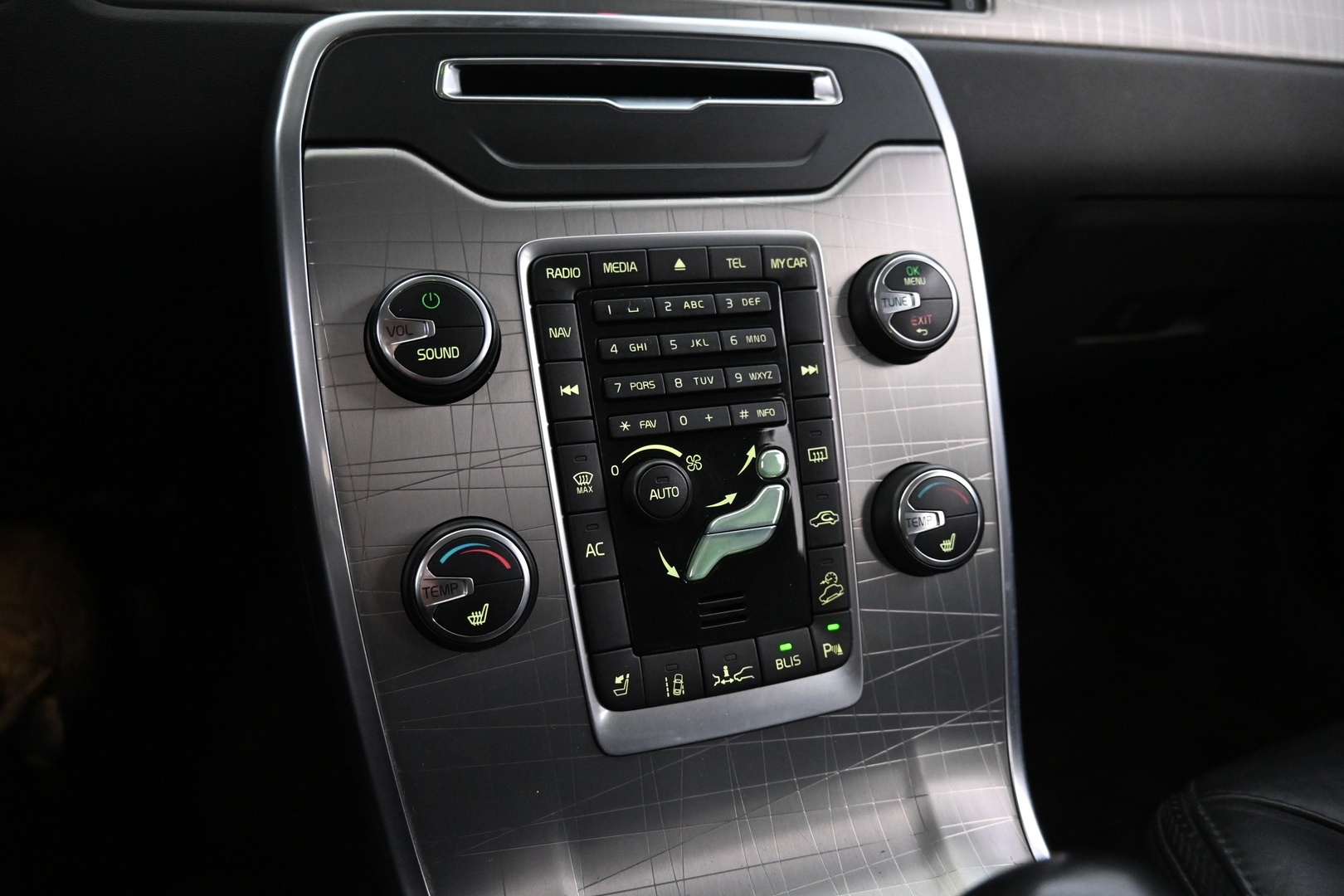 VOLVO XC70 2012
