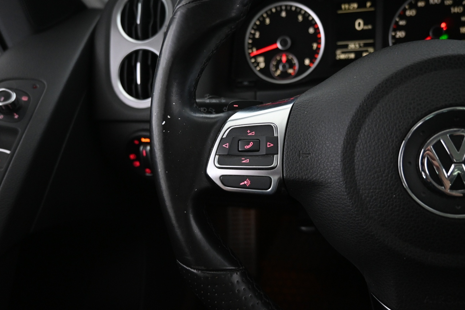 VOLKSWAGEN Tiguan 2011
