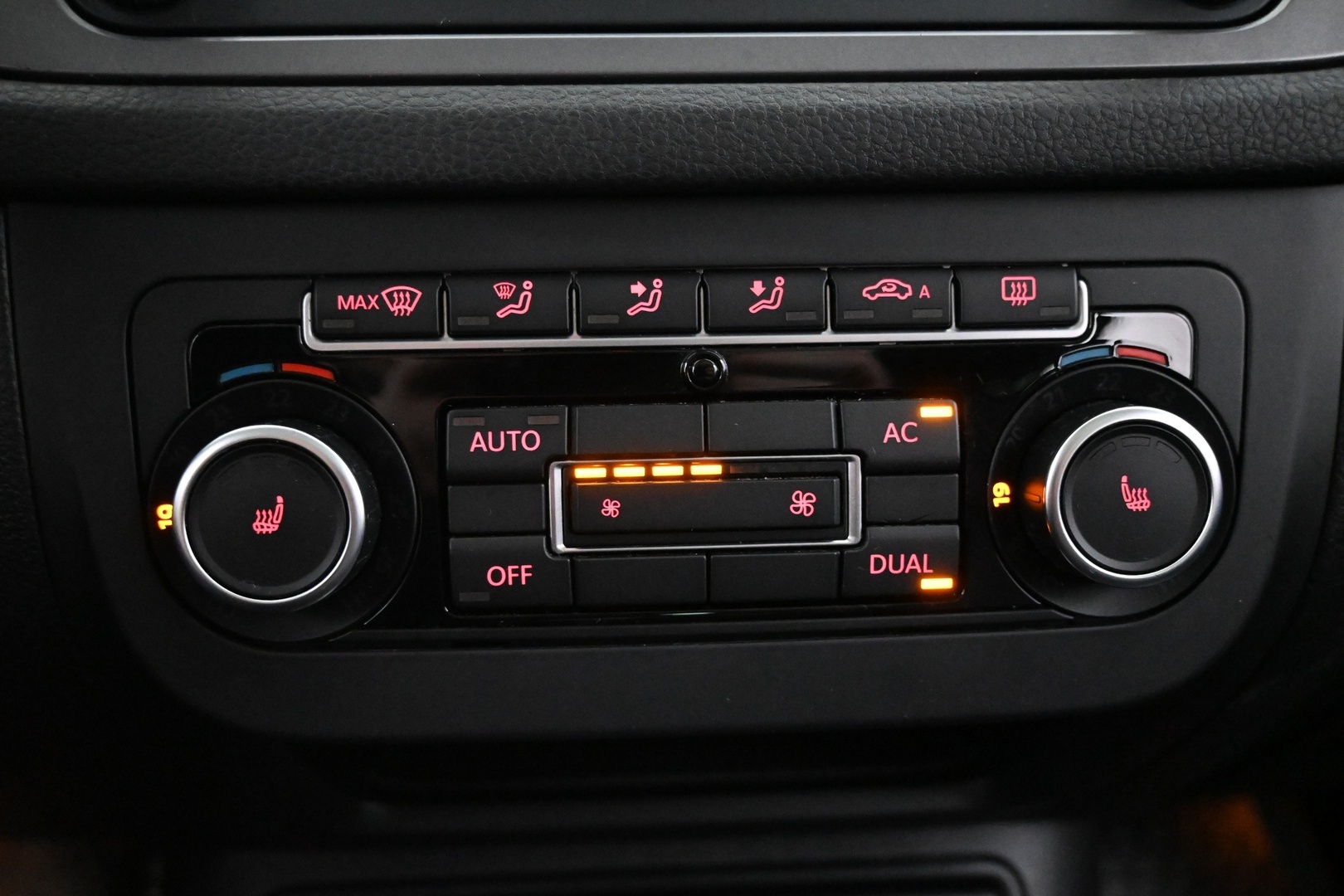 VOLKSWAGEN Tiguan 2011