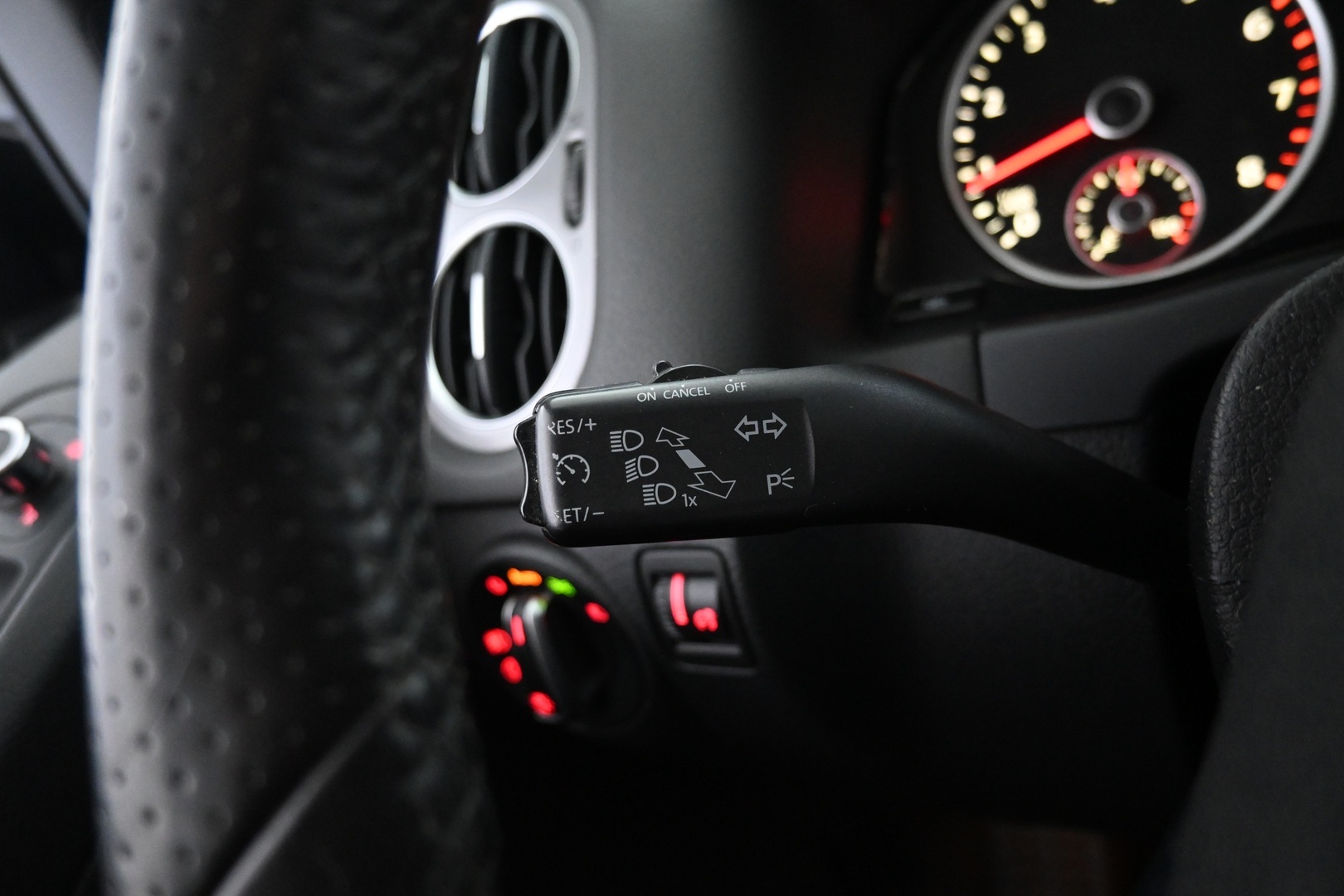 VOLKSWAGEN Tiguan 2011