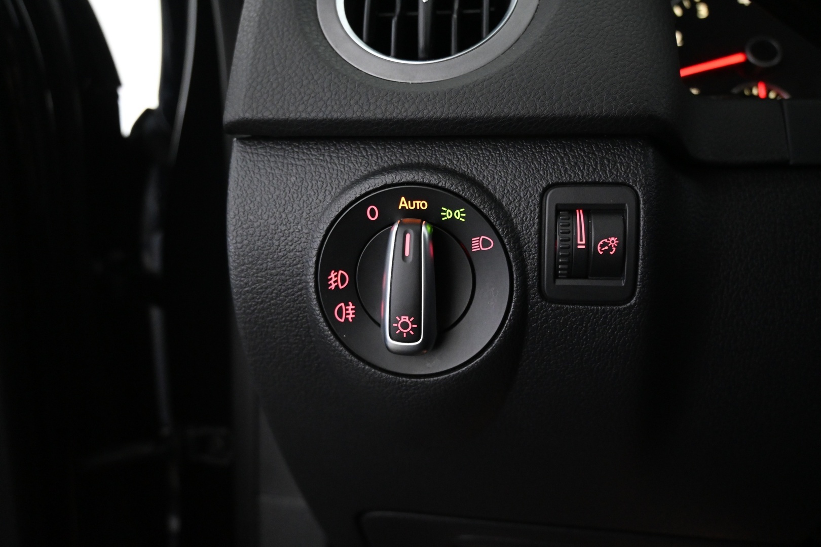 VOLKSWAGEN Tiguan 2011