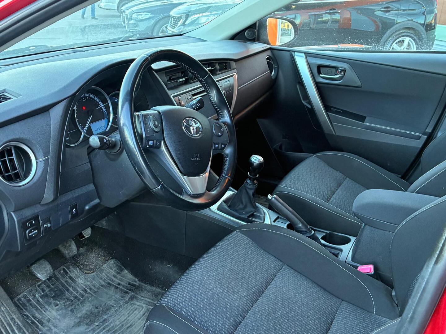 TOYOTA Auris 2015