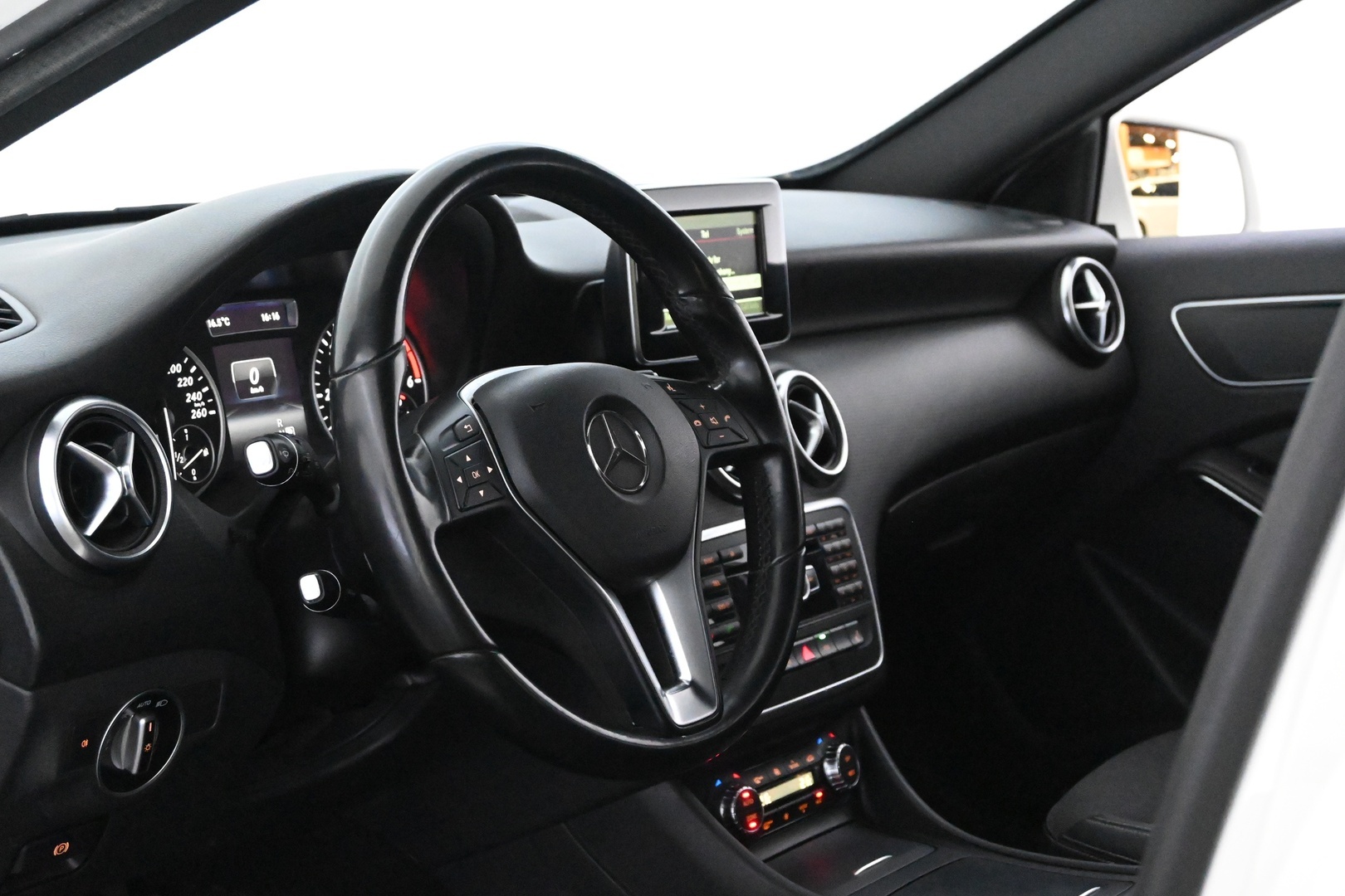 MERCEDES-BENZ A 2015