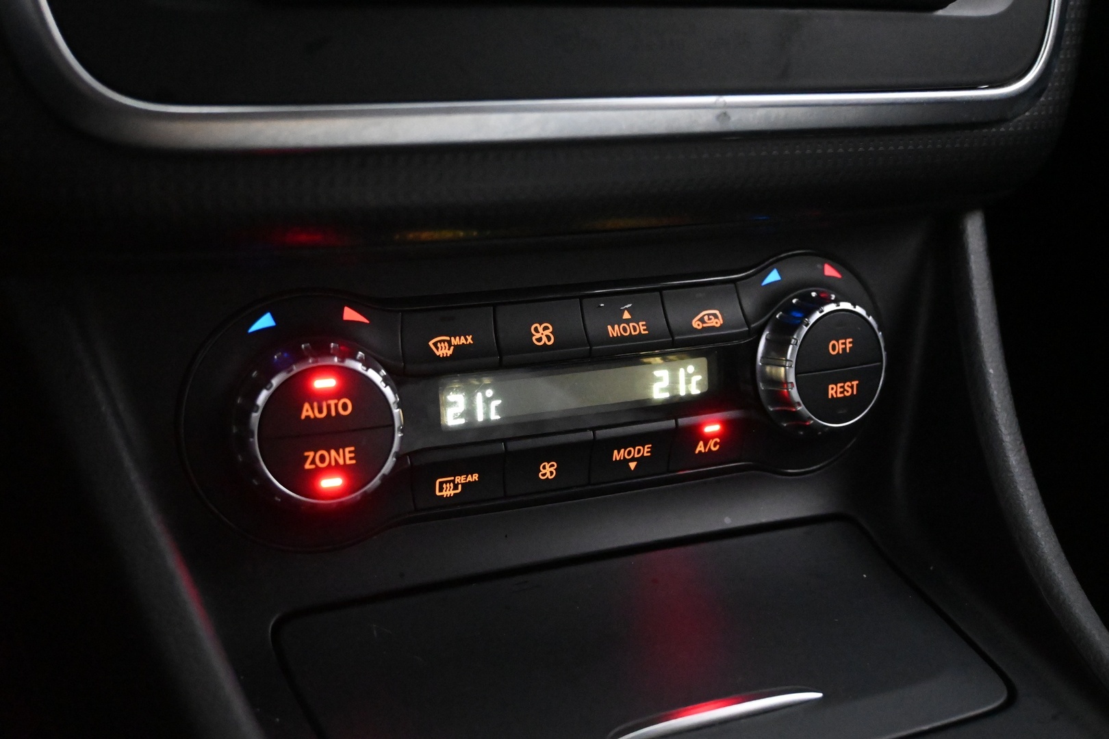 MERCEDES-BENZ A 2015