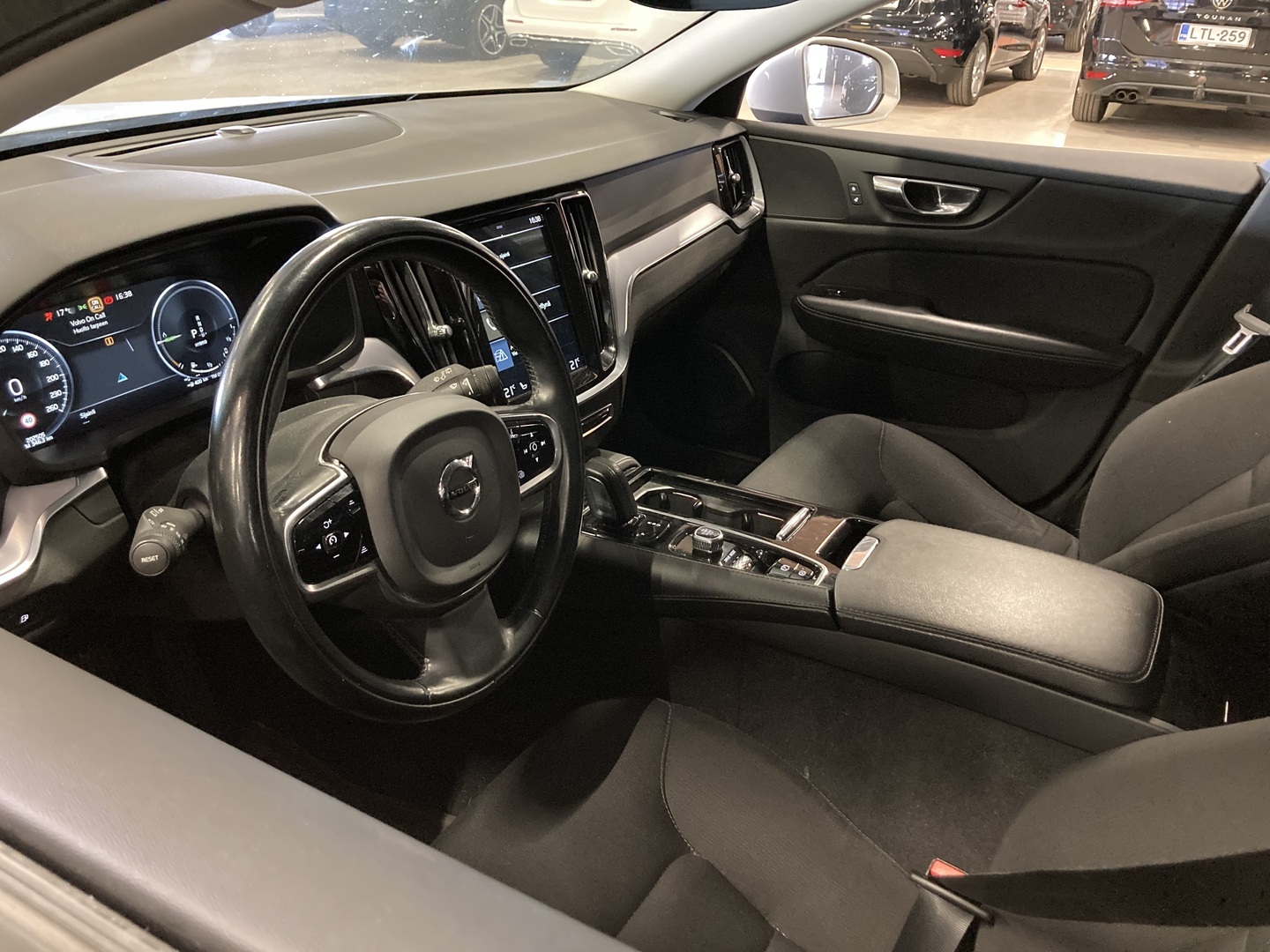 VOLVO V60 2020