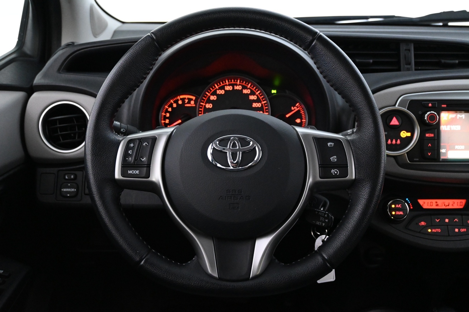 TOYOTA Yaris 2012
