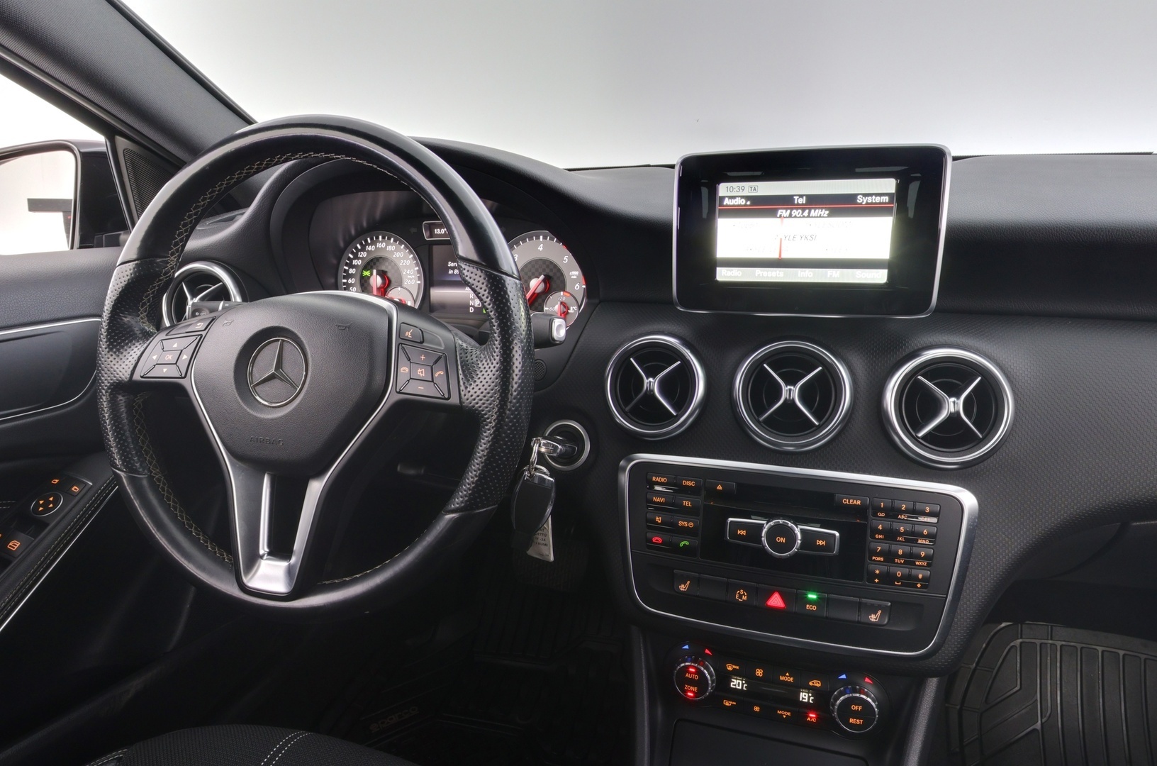 MERCEDES-BENZ A 2015
