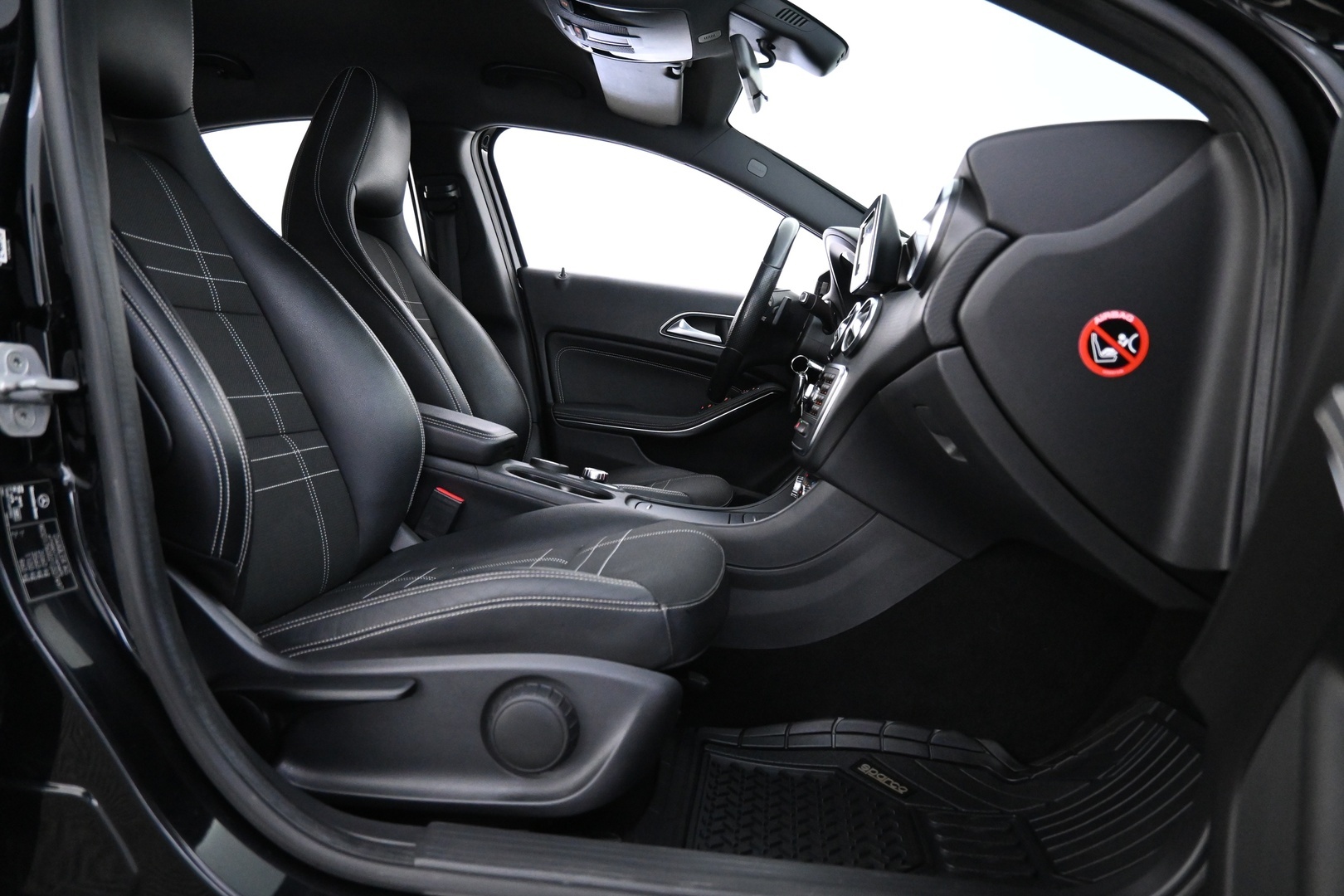 MERCEDES-BENZ A 2015
