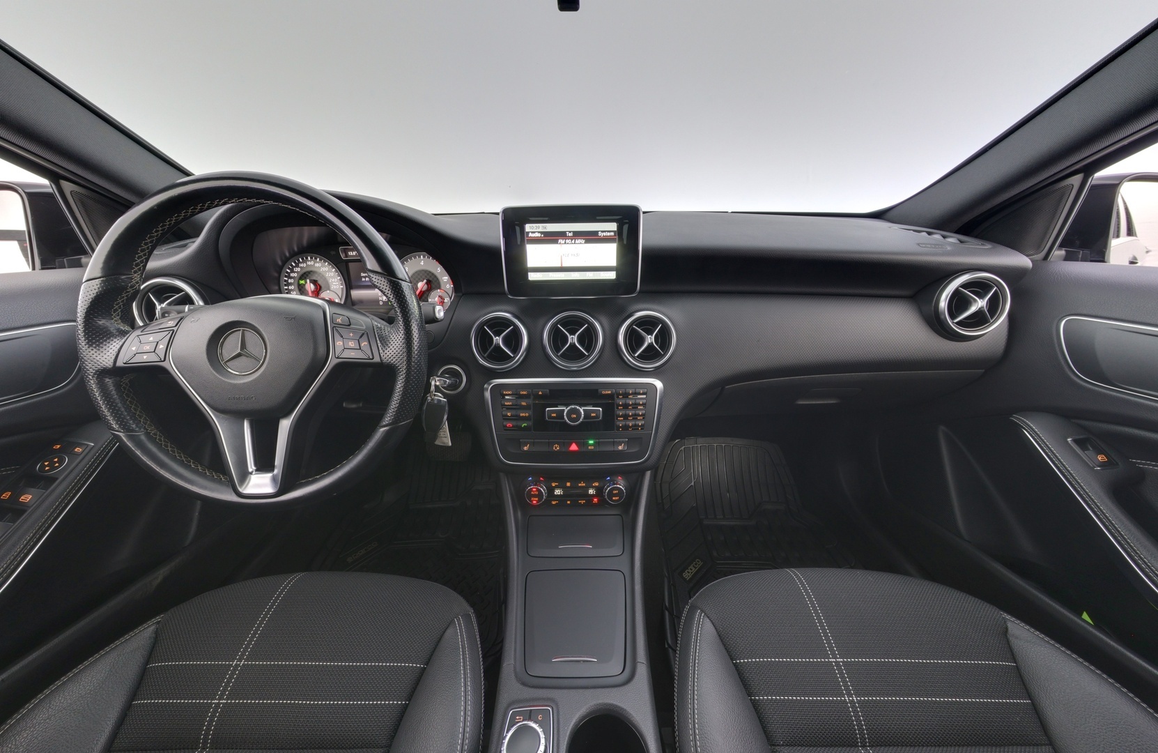 MERCEDES-BENZ A 2015