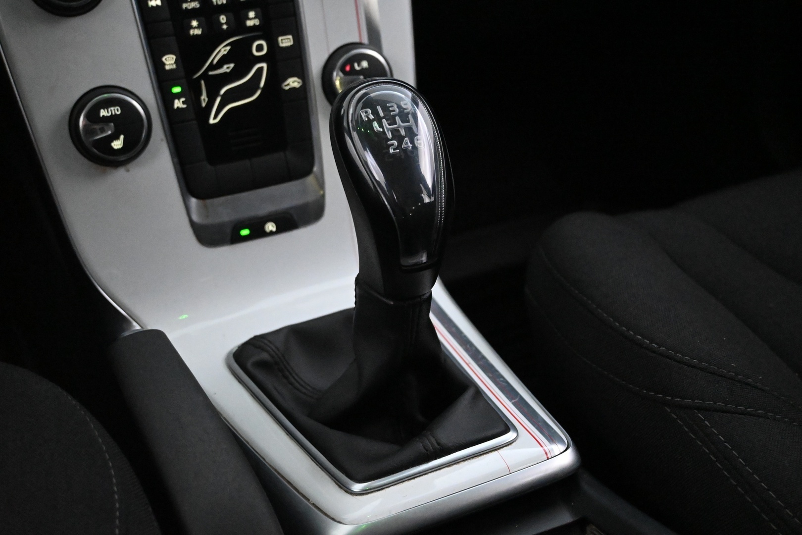 VOLVO V40 2014