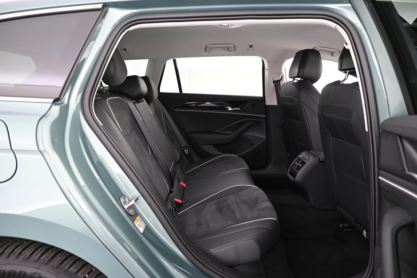 VOLKSWAGEN Passat 2025