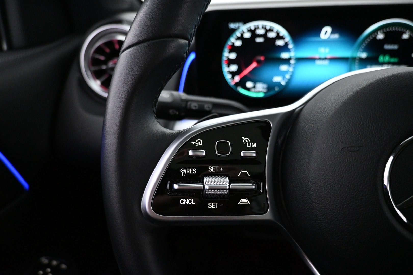 MERCEDES-BENZ EQB 2024