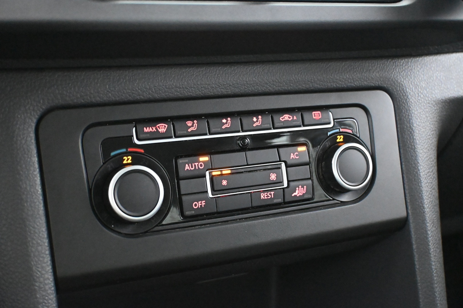 VOLKSWAGEN Amarok 2013