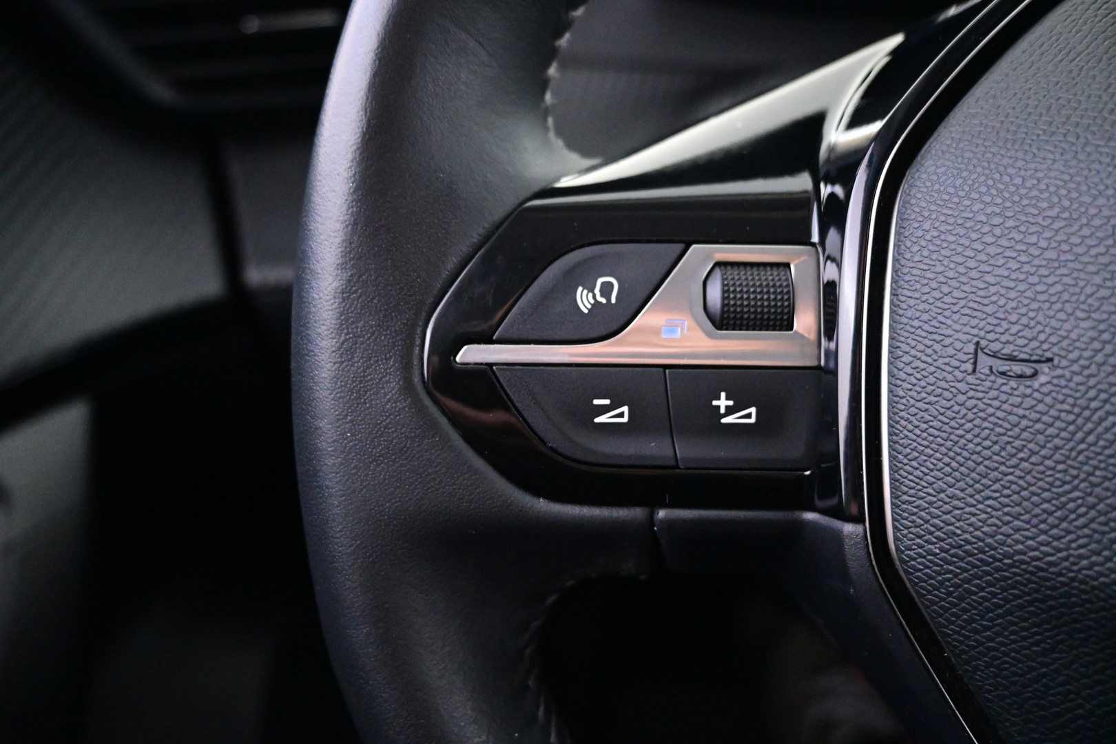 PEUGEOT e-2008 2022