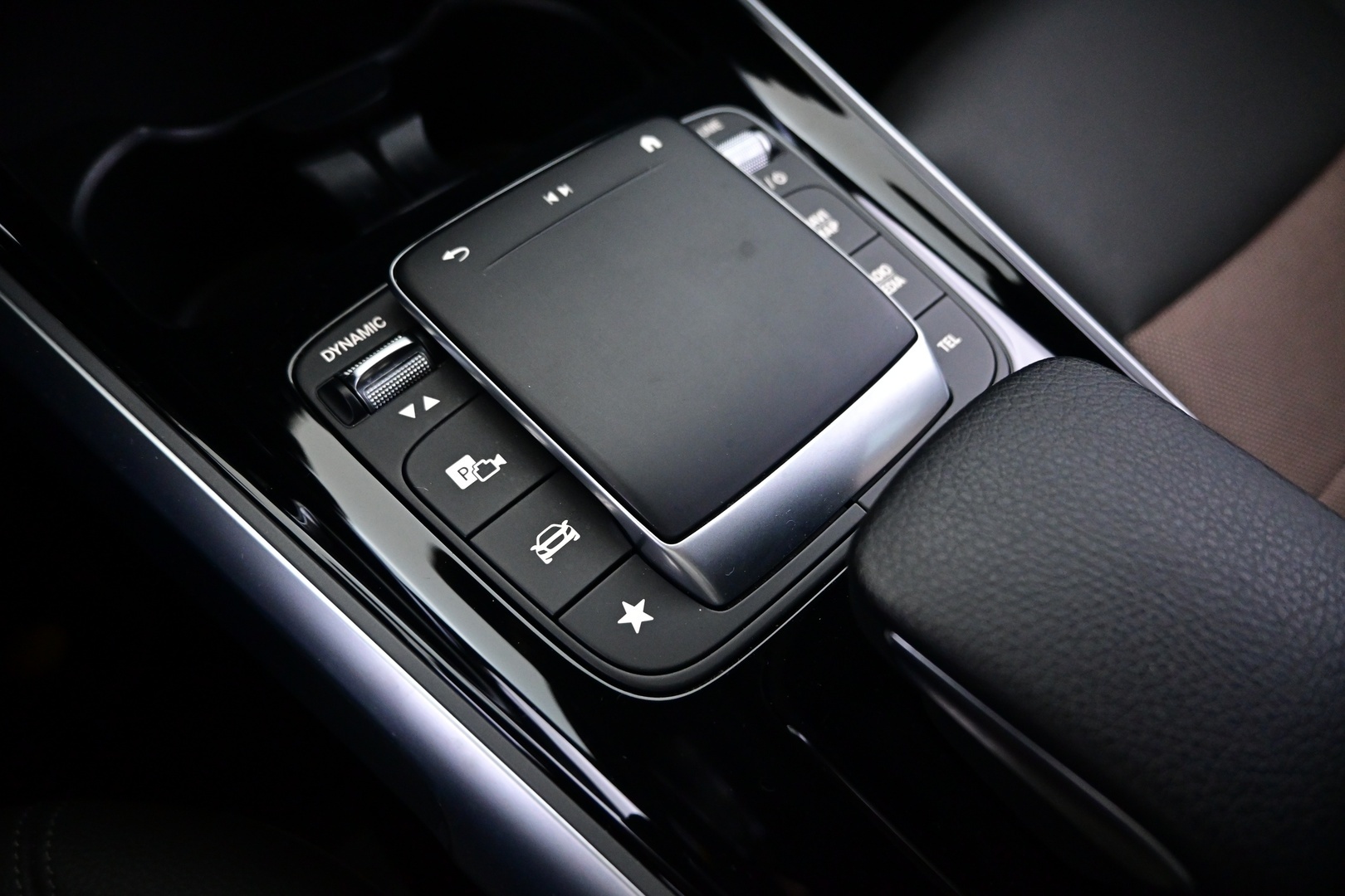 MERCEDES-BENZ EQB 2022