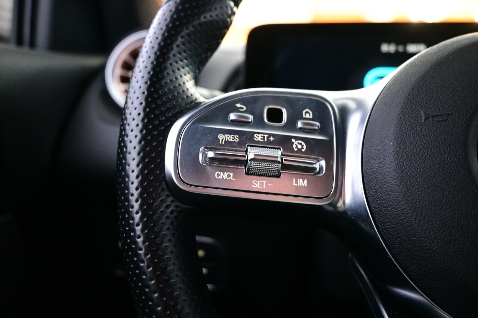 MERCEDES-BENZ EQB 2022