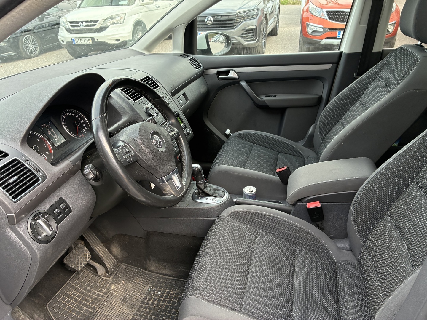 VOLKSWAGEN Touran 2012