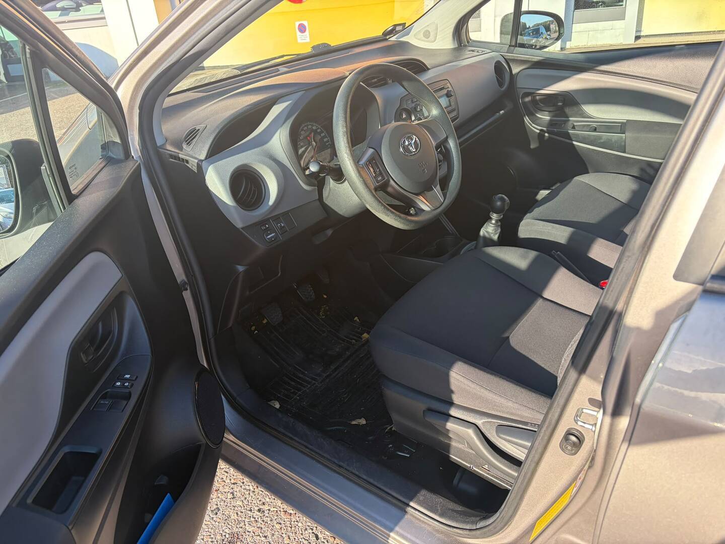 TOYOTA Yaris 2015