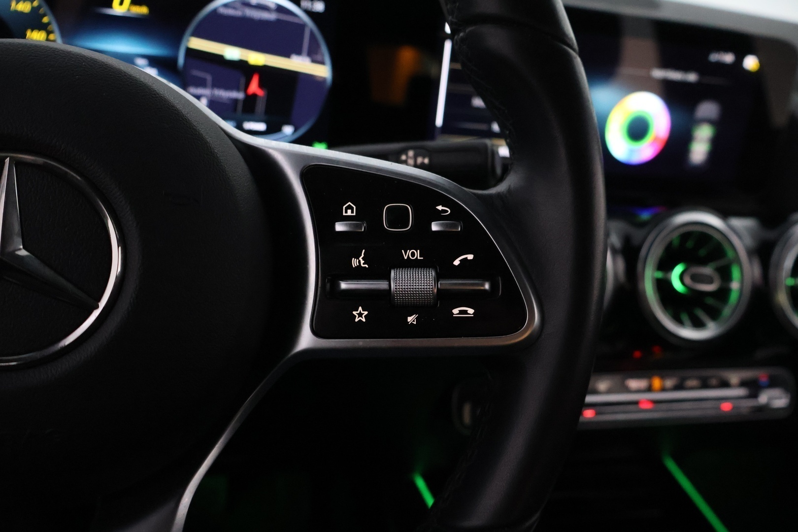 MERCEDES-BENZ EQA 2023