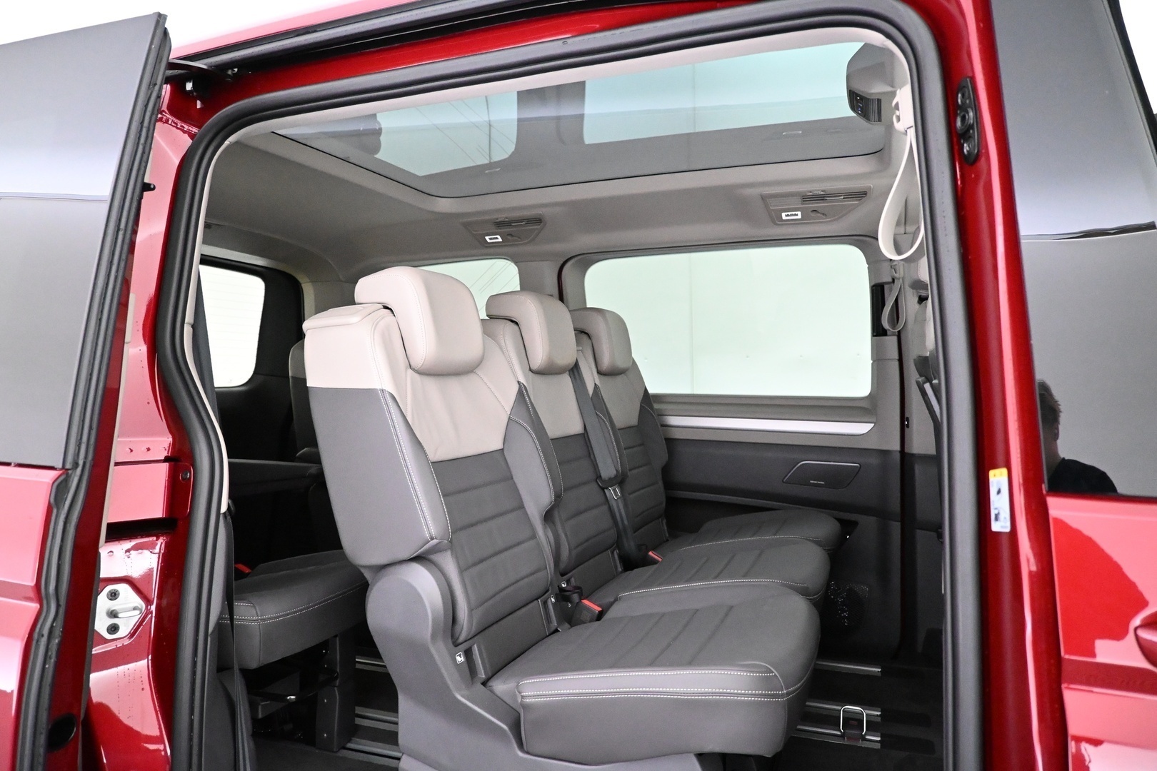 VOLKSWAGEN Multivan 2025