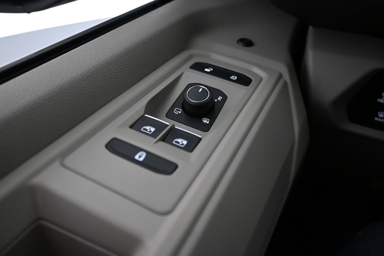 VOLKSWAGEN Multivan 2025