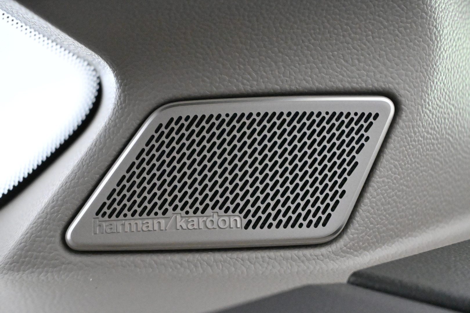 VOLKSWAGEN Multivan 2025