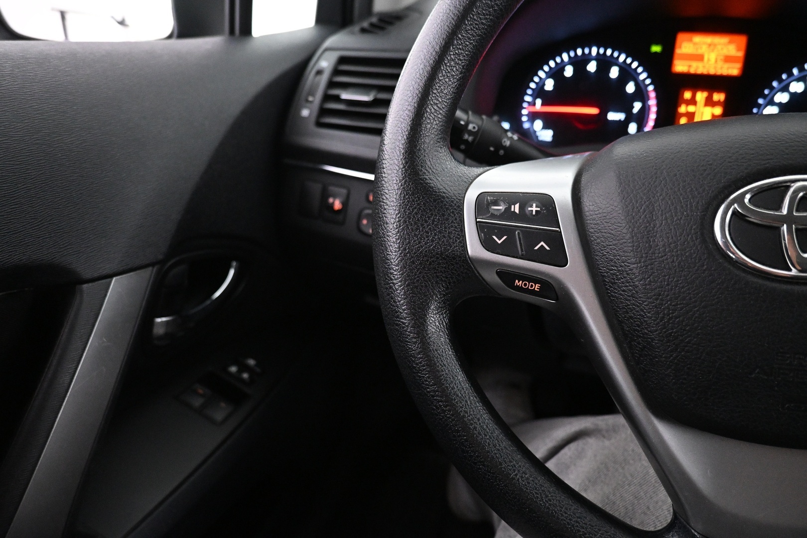 TOYOTA Avensis 2012