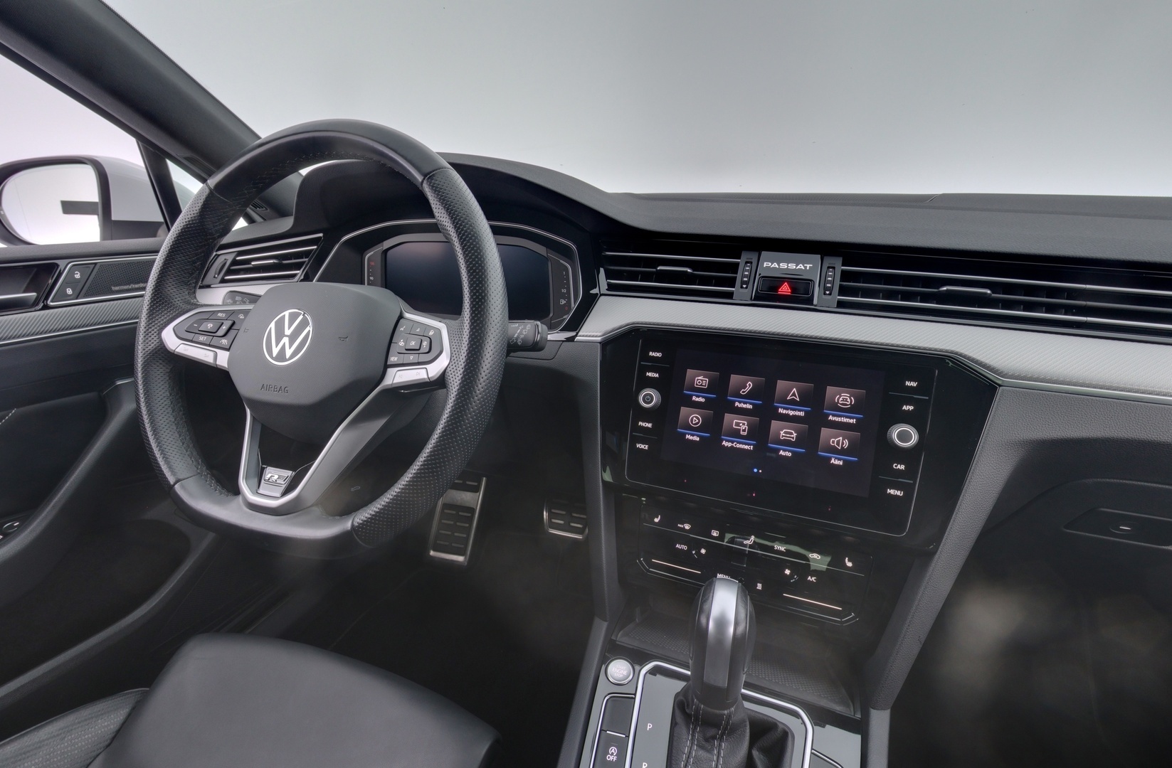 VOLKSWAGEN Passat 2024