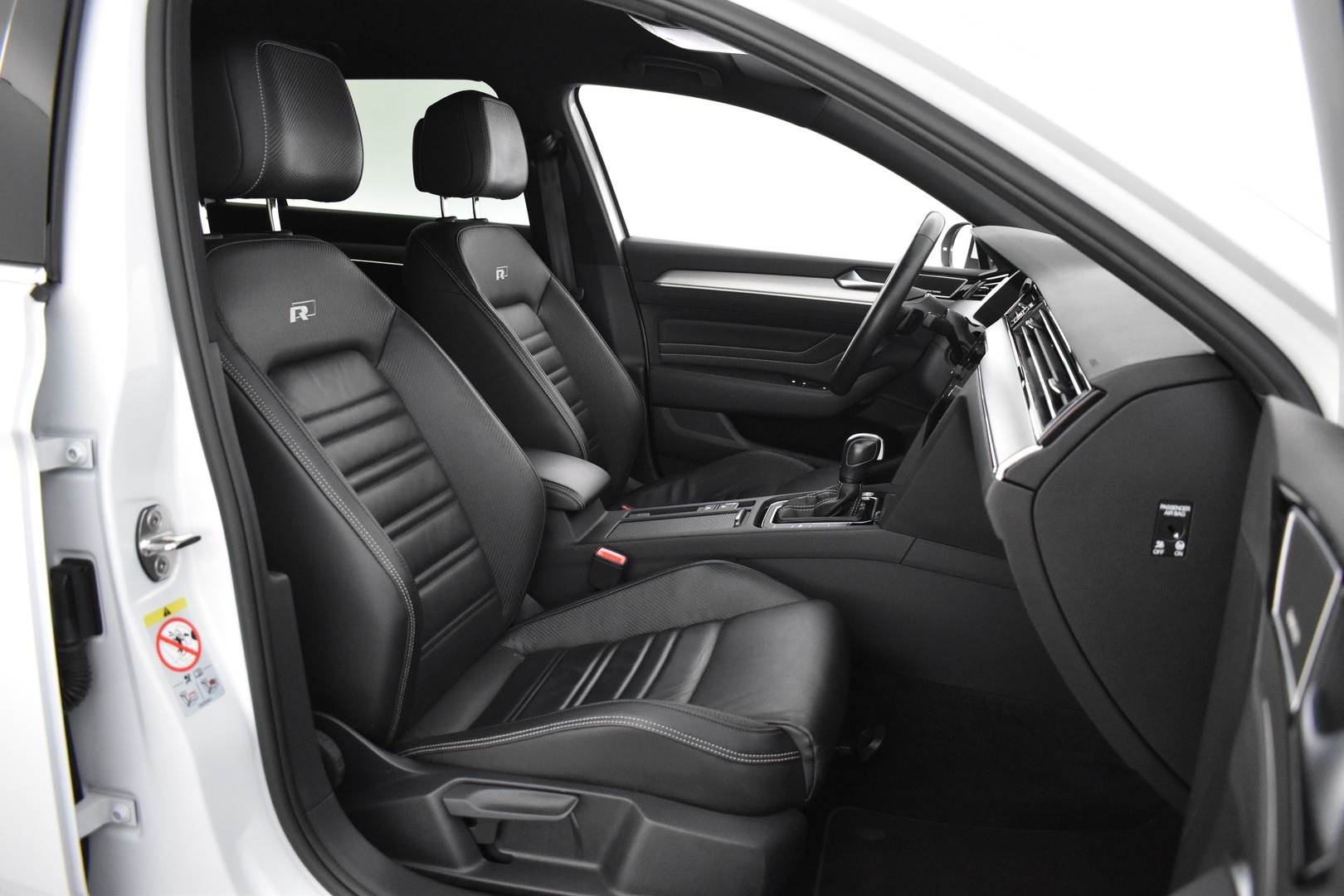 VOLKSWAGEN Passat 2024